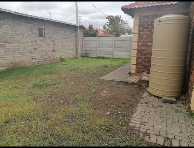 3 BEDROOM HOUSE FOR SALE IN SERALENG